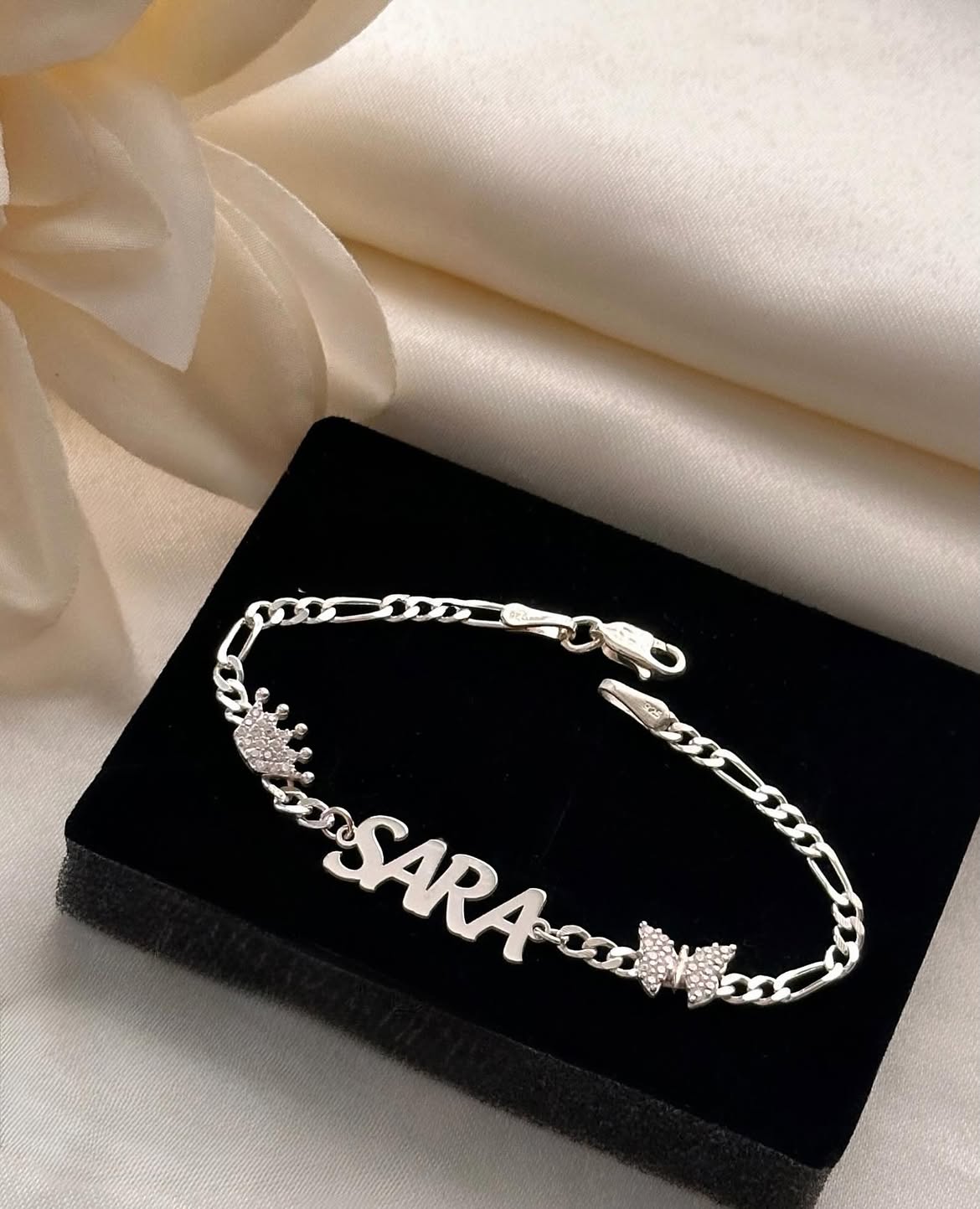Personalisiertes Namensarmband mit Krone und Schmetterling aus 925er Silber