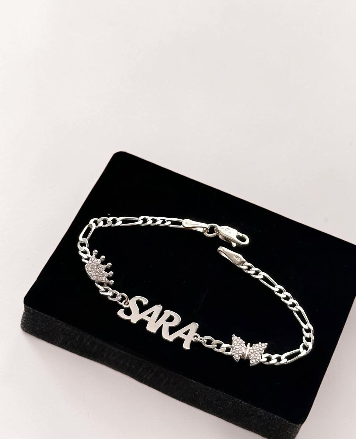 Personalisiertes Namensarmband mit Krone und Schmetterling aus 925er Silber